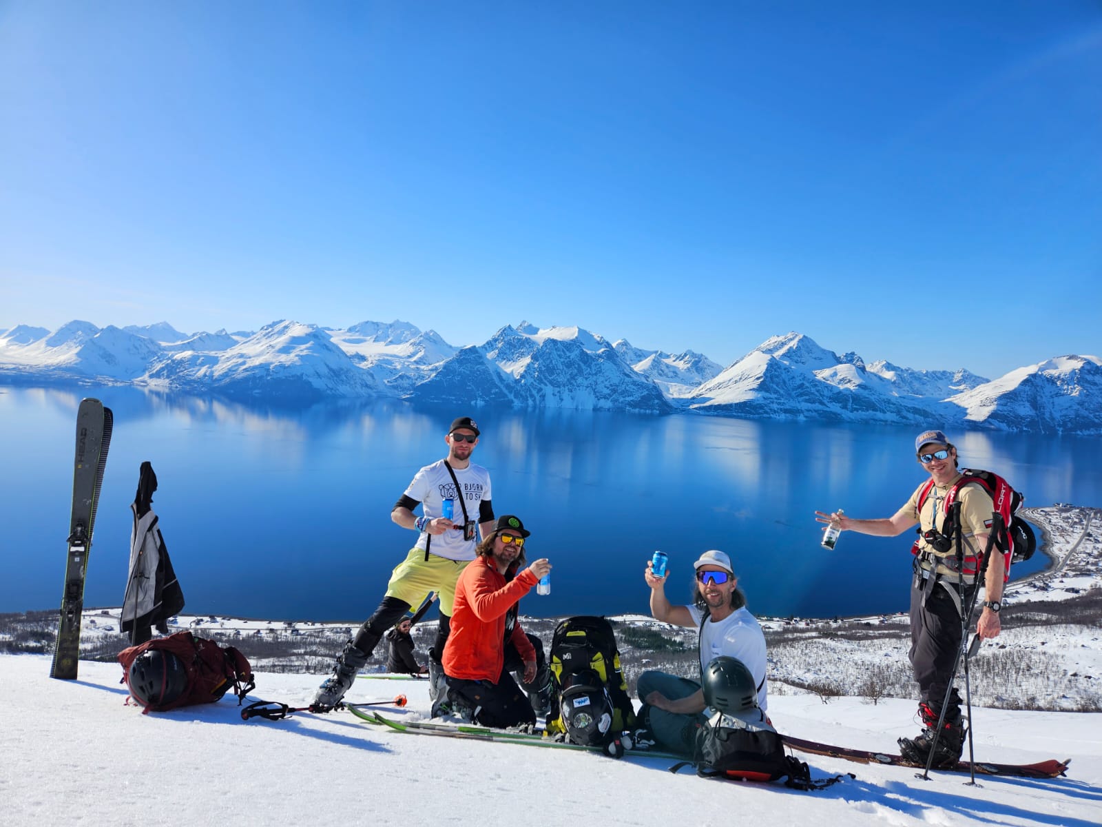 Grupa na skiturach nad fiordem, przerwa na szczycie