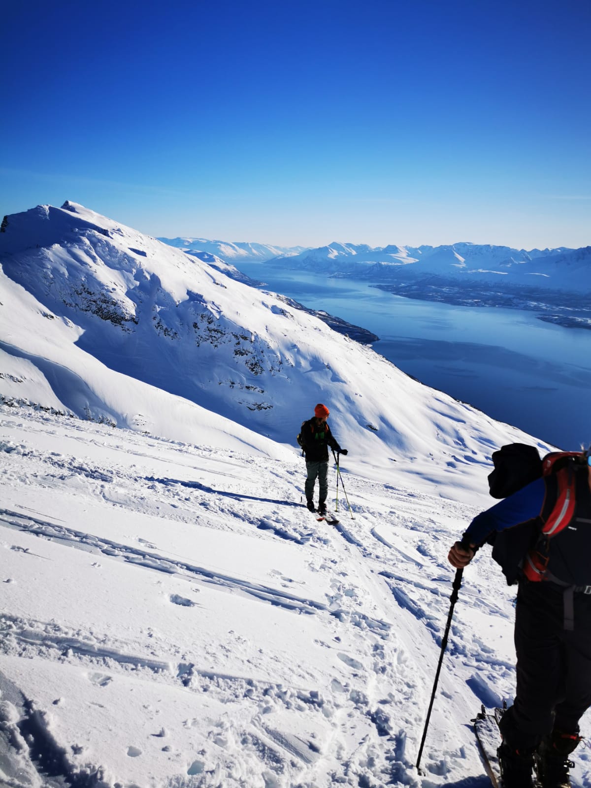 Podejście skiturowe, fiord w dole, bezchmurne niebo
